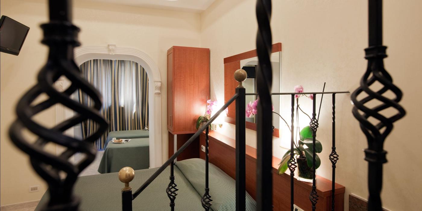 Habitación Cuádruple Standard Habitación Cuádruple Standard 6 Hotel Delle Muse Roma Italia